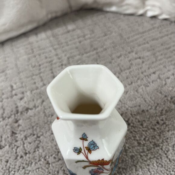 Vintage Ardalt White Vase with Flowers and Butterflies 3.75" Taiwan - Picture 9 of 10